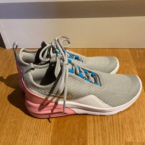 Nike AIR MAX MOTION 2 - Strl 37,5 - AIR MAX MOTION 2, storlek 37,5. Som nya, kan skicka fler bilder vid förfrågan 