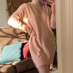 Stickad klänning - Jättemysig stickad klänning från chiquelle i storlek S. Använd men fortfarande i bra skick. Säljer för 90 kr, köpare står för frakten. 💖