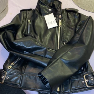 Skinnjacka Zara - Oanvänd skinnjacka, ord pris 560kr