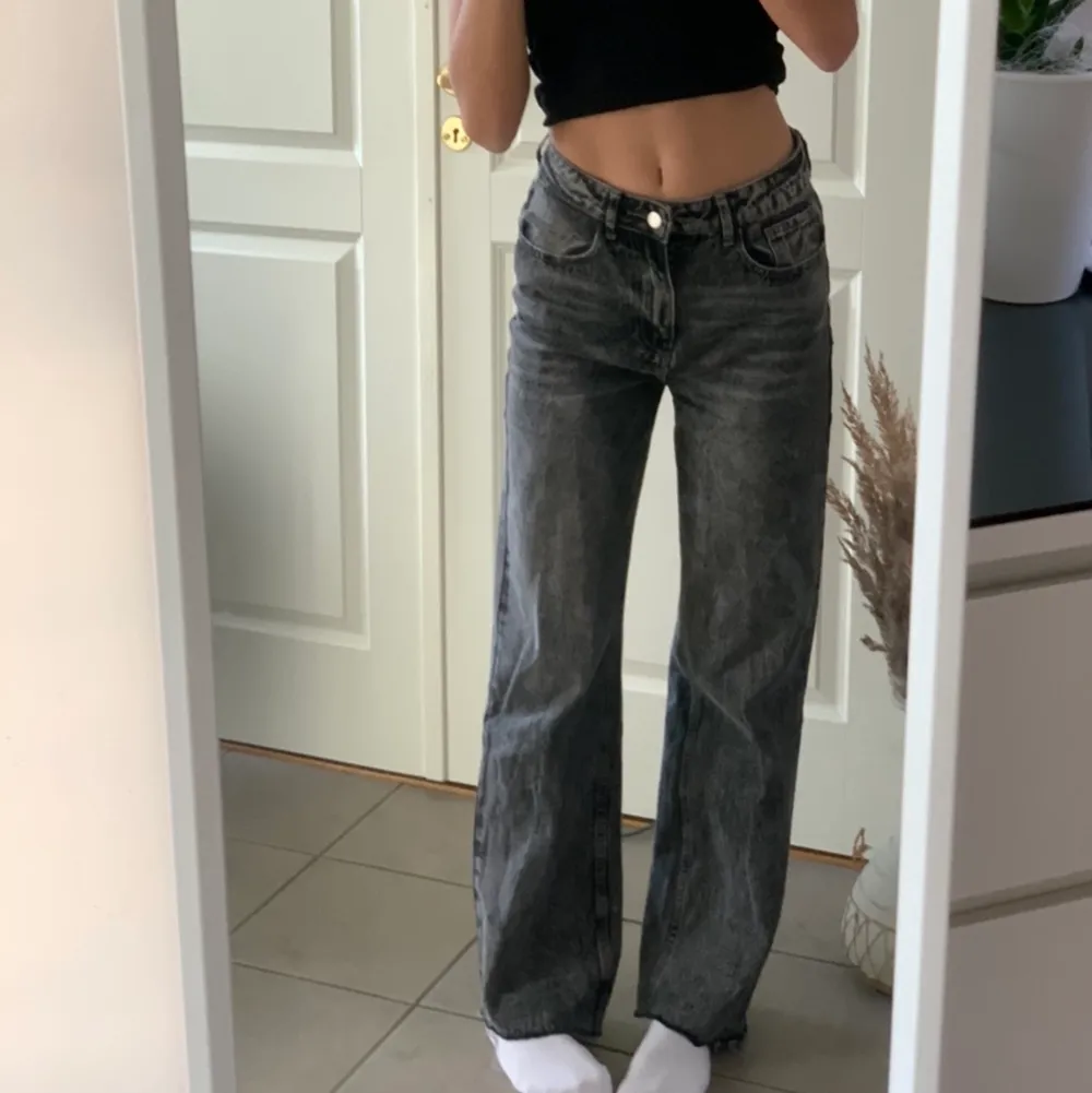 Super snygga gråa jeans, straight. Perfekt längd på mig som är 173. Går under naveln. Använt ett fåtal gånger, inga hål eller liknande💛 skriv vid intresse eller frågor☺️. Jeans & Byxor.