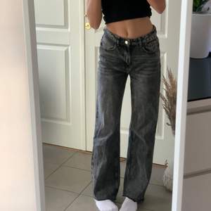 Super snygga gråa jeans, straight. Perfekt längd på mig som är 173. Går under naveln. Använt ett fåtal gånger, inga hål eller liknande💛 skriv vid intresse eller frågor☺️