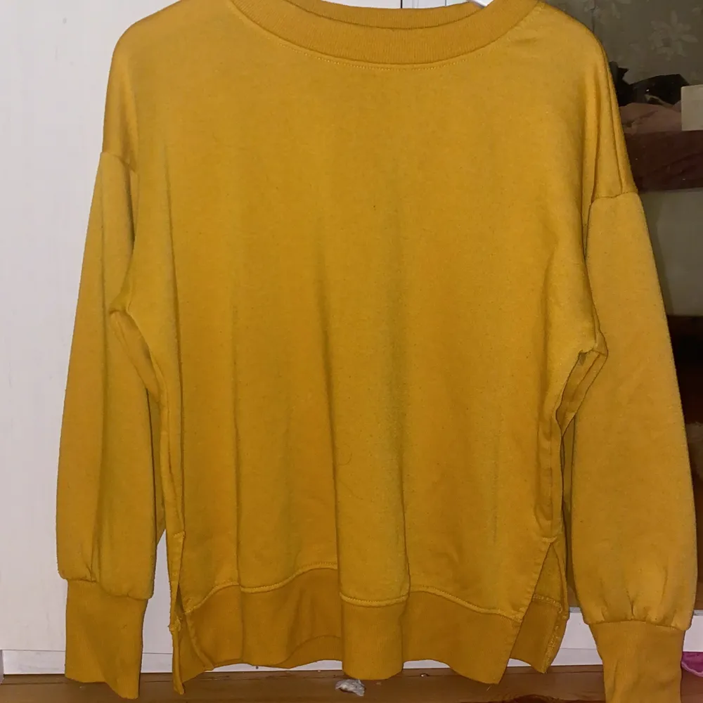 En jätte fin gul tröja, säljer för att den inte kommer till användning, använt den 4-5 gånger❤️. Tröjor & Koftor.