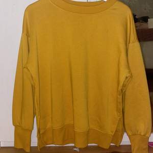 En jätte fin gul tröja, säljer för att den inte kommer till användning, använt den 4-5 gånger❤️