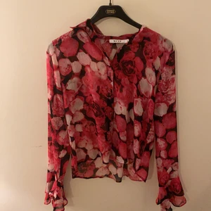 Blus från na-kd  - Blus från na-kd. Knappt använd, fint skick