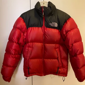 The North Face - Säljer min röda North Face jacka då den tyärr aldrig kommer till användning längre😩 Köpte den förra året på Truevintage för ca 1500kr🥰 Den är endast använd ett fåtal gånger med några slå smutsfläckar som lätt går bort🌸 Är i barnstorlek men sitter som en XS-S💕 FRAKT INGÅR INTE I PRISET🍃