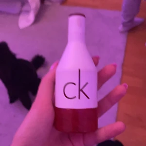 Parfym  - En Calvin klein parfym dam luktar jätte gott typ it använd.