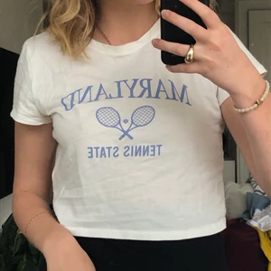 croppad tshirt - jättesöt tshirt med blått tryck! har tyvärr inte fått användning för den mer än ett fåtal gånger. passar till allt!