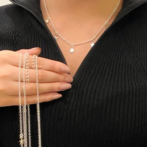 Halsband med stjärnor  - Superfint halsband med stjärnor, 40-45cm långt! Finns hos www.tinsel.se 🤍