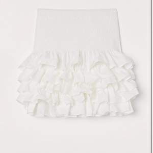 Säljer min volang kjol från hm då den inte kommer till användning💕 Helt slutsåld på hm😽🙌