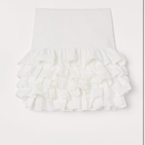 Hm - Säljer min volang kjol från hm då den inte kommer till användning💕 Helt slutsåld på hm😽🙌