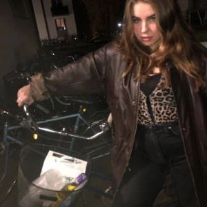 Skinjacka - Super cool skinjacka jag köpte second hand förra året, perfekt nu när det blir lite kallare ute, då den är varm och skön. Köpt för 400 kr