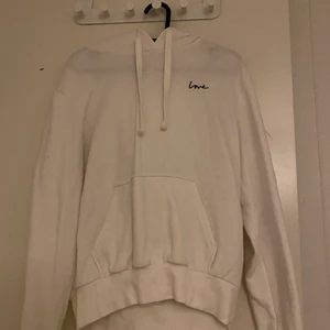 Vit hoodie  - Vit hoodie från Hm. Den är aldrig använd och har endast hängt i garderoben 💕 Storlek Xs, 40 kr + frakt
