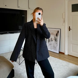 Randig blazer storlek 34 🖤🤍 - Jättefin svart/vit randig blazer från NA-KD! Användt en gång. Rejäl kvalité och kan användas till allt 😍 storlek 34 och jag är 158 cm. 