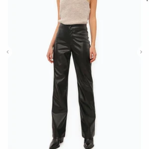 Skinnbyxor chiquelle  - Jättefina Skinnbyxor från chiquelle som sitter jättebra på, dem sitter bra i midja och längd på mig som är 167 cm.💞 Köparen står för frakten! 