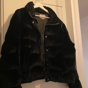 NA-KD - DEN PERFEKTA VINTERJACKAN! Om du har svårt att hitta vinterjackan är detta den perfekta! SÅ varm och mysig velvet jacka som jag har haft oversized nu men som någon annan bör ta över och ge kärlek till. Den är sååå mysig och super fin. Den är i jättefint skick och har inga defekter. Skriv till mig vid intresse och buda i kommentarerna. Köparen står för frakt. Skriv till mig om du vill ha fler bilder😍Jag möta i Stockholm och Täby och postar annars.💕💕🦋