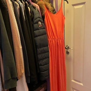 Maxiklänning från bikbok - Maxiklänning från bikbok. Användes enstaka gånger under en resa. Köpt för 150, storlek Xs. Ska sitta löst så den passar även S/M