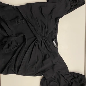 Topp  - Svart topp från shein i storlek XS. Köparen står för kostnaden  för frakt. Aldrig använd. 