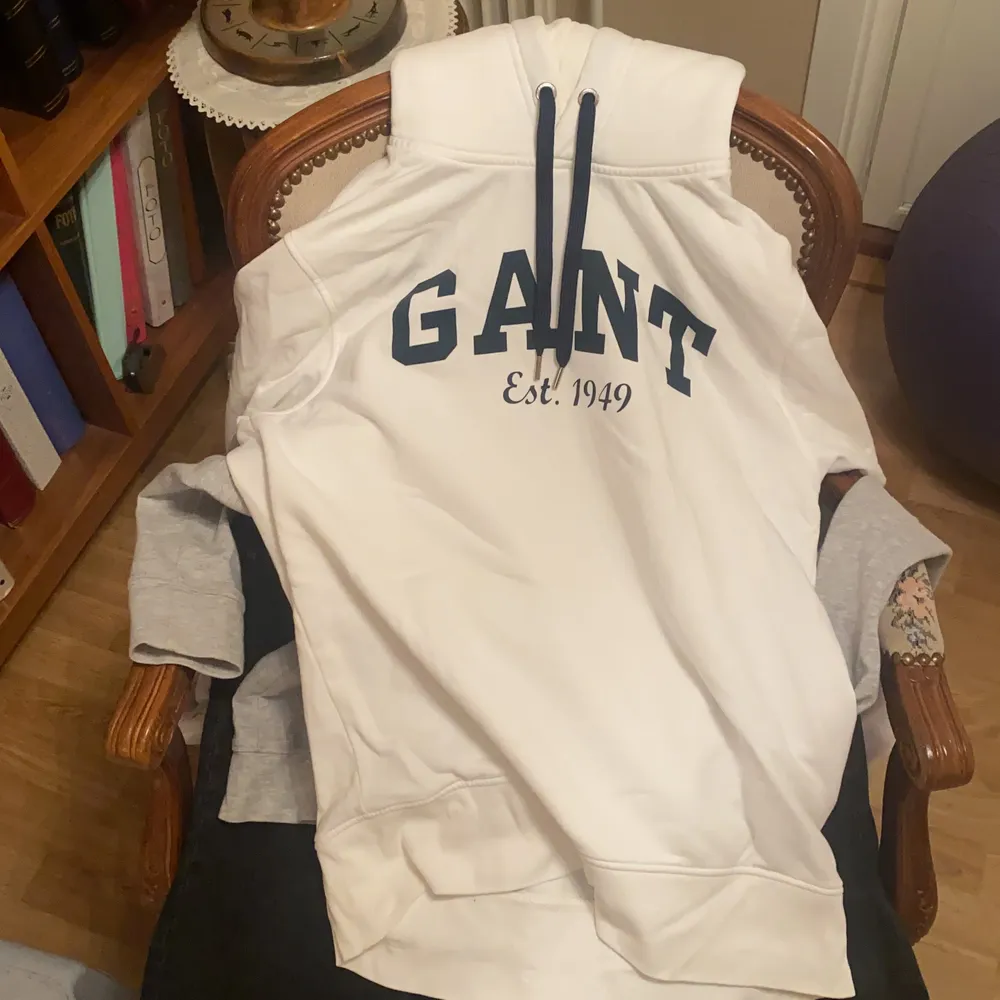 Gant hoodie vit som jag säljer för jag inte använder den längre, svin snygg. Frakt står köparen för. Hoodies.