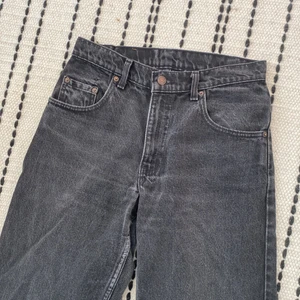 Jeans - Svart-gråa från Levi’s! Storleken har försvunnit men tippar på ca 29.