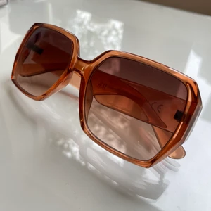 Solglasögon  - Säljer dessa superfina, lite retro solglasögon, då jag inte tycker modellen passar mig. Fint skick:))