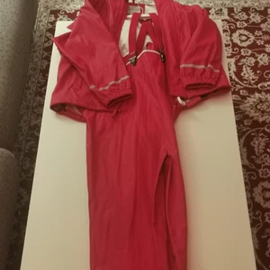 Storlek 140 - En fin röd overall för höst eller i någon kall dag den är i bra skick storlek 140