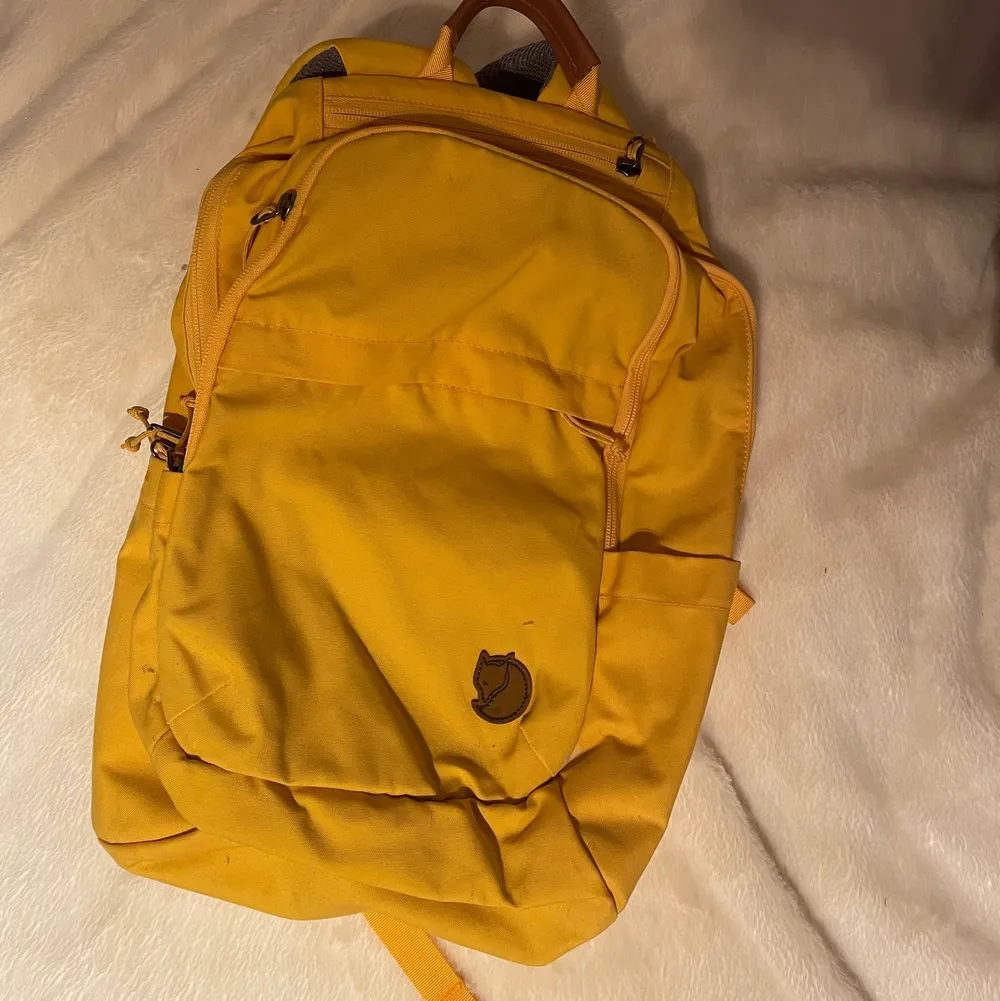 Säljer gul rycggsäck från Fjällräven! Knappt använd men så praktisk och bra! Finns många fack, bl.a ett avsett fack för datorn! Kan mötas upp i lund! 🙏. Väskor.