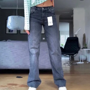 Midwaist gråa jeans zara - (Första bilden är lånad) Säljer dessa midwaist jeansen ifrån zara i strl 36, avklippta 2cm så fortfarande väldigt långa (innerbenslängd 87cm)! Spårbar frakt 66kr🥰💖