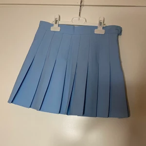 Tennis kiol - Tennis kjol köpt från Spreepicky. Mycket gott skick. strl S (kanske mindre då asiatisk strl) men skulle säga den passar xs-s. Kan mötas i Sthlm. Köpare står för frakt. Tar endast swish. 