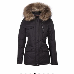 Hollies livingo kort - Säljer min Hollies livingo i storlek 38, den är 1 år gammal och i helt ok skick. 