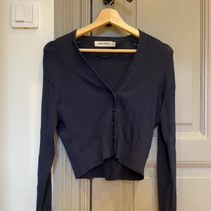 Carin Wester kofta S  - En skön mörkblå kofta från Carin Wester i strl S och som passar S/XS beroende på hur tajt en önskar! ( frakt tillkommer!) samfraktar gärna! 