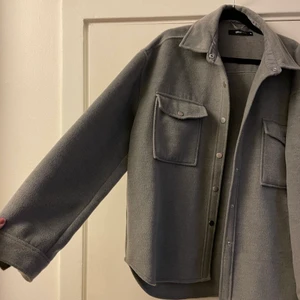 Grå jacka - Snygg grå jacka ifrån gina tricot! Storlek 42 men har haft den som oversize skit snyggt! Frakt tillkommer 