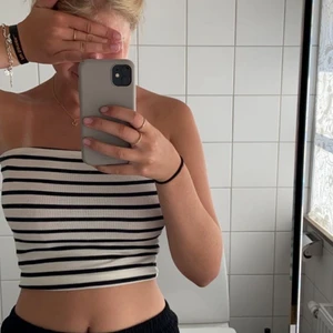 S/M - Säljer min söta randiga tubtopp från hm. Köparen står för frakten💞Priset kan diskuteras!