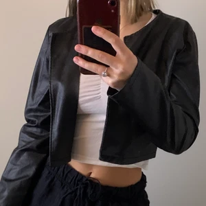 Svart skinn jacka  - En tunn cool jacka som är kroppar och är i imiterat skin. ☺️ står att de är storlek M men jag skulle säga xs (jag är xs och den passar mig bra)