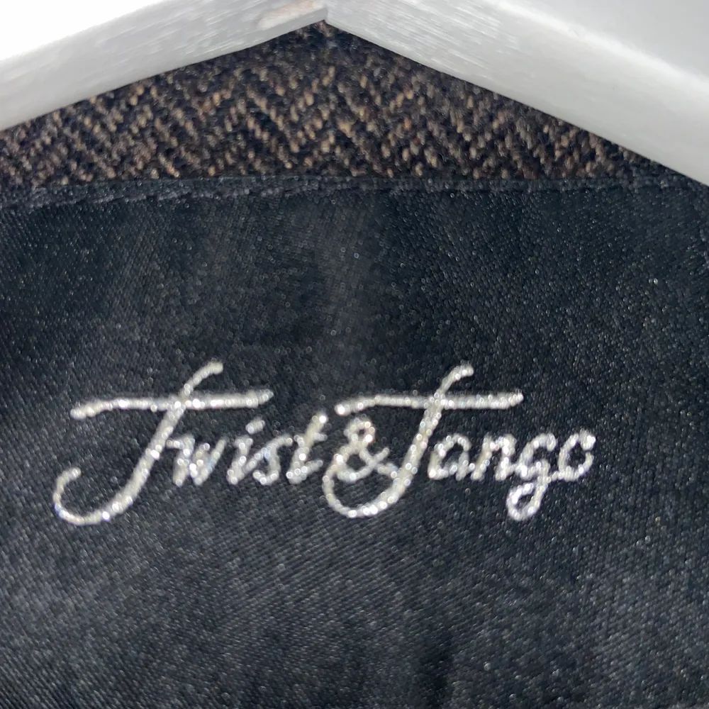Jag säljer denna ull kappa från märket Twist & Tango för 150kr. En perfekt jacka för hösten och våren. Storlek S. Inga tydliga repor eller skador på plagget!. Jackor.