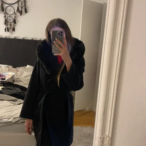 Kappan H&M - Lång mysig kappa från H&M. Stor luva med fuskpäls. Kappan har fickor. 