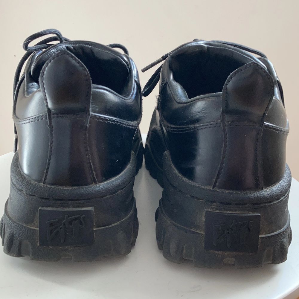 Säljer ett par eytys angel leather black skor i strl 39. Fint begagnat skick! Nypris ca 2800 kr. Gratis frakt!!!. Skor.