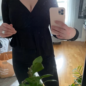 Svart omlott tröja - Jag säljer denna gulliga omlott tröja, omlott i fram och även v-ringad. Den kommer från ett rökfritt hem och tvättas alltid innan den skickas och har du fler frågor är de bara att höra av dig.