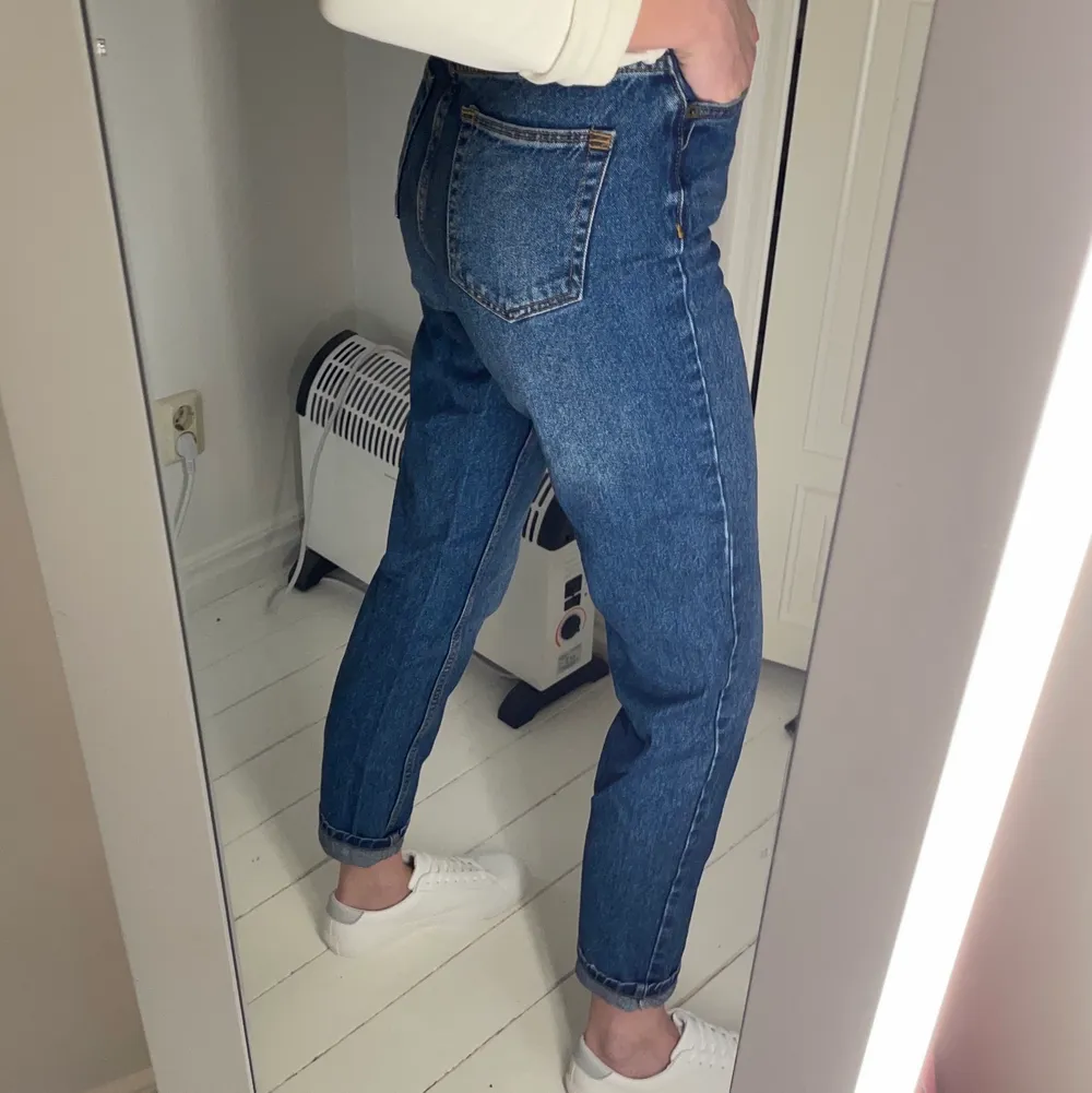 Snygga mom fit jeans från Urban outfitters i storlek 24W/32L! Tyckt om modellen mycket och i fortfarande i gott skick. Jeans & Byxor.