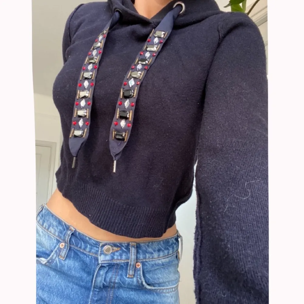 Säljer nu min så snygga mörkblåa hoodie från Zara!💕 Den är så otroligt fin och älskar att den är lite unik i sin modell o design. Nypriset var 359kr men säljer nu bara för 100kr. Kan eventuellt mötas upp i Sthlm annars tillkommer fraktkostnad💘☺️ . Tröjor & Koftor.