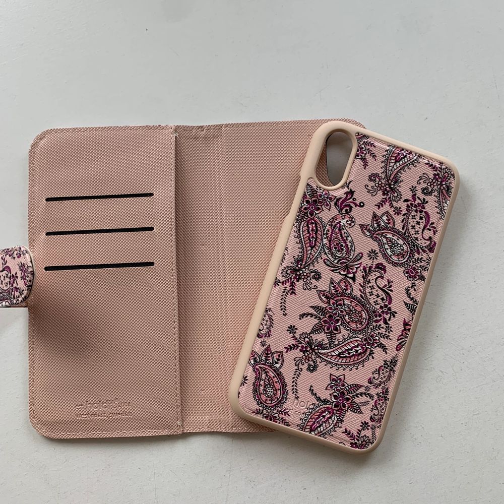 Rosa magnetiskt plånboksskal till mobilen med mönster på. Finns plats för tre kort + ett stort fack under. Kommer ifrån holdit och passar iPhone XR. Fint skick, nästan aldrig använt. Skalet kostar 100 kr, frakt ingår ej. Swipe för fler bilder.. Övrigt.