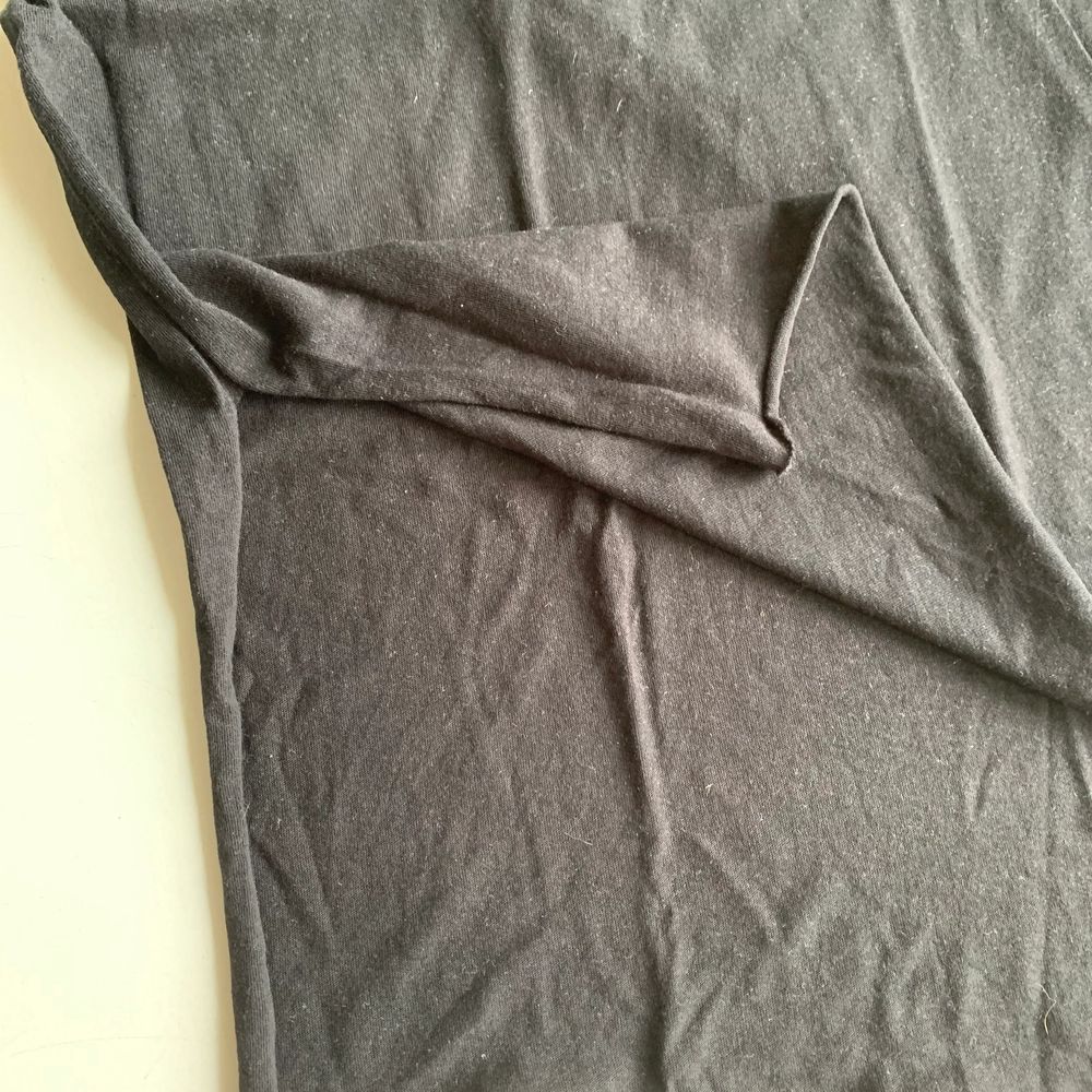 Svart t-shirt med en liten fick på vänster sida. På det vita trycket står det ”Save the earth It is the only planet with chocolate”. Längre tyg bak och en liten slits i sidan. Fint skick och super skönt material. Stl XS från Bershka. Tröjan koster 30 kr, frakt ingår ej. Swipe för fler bilder.. T-shirts.