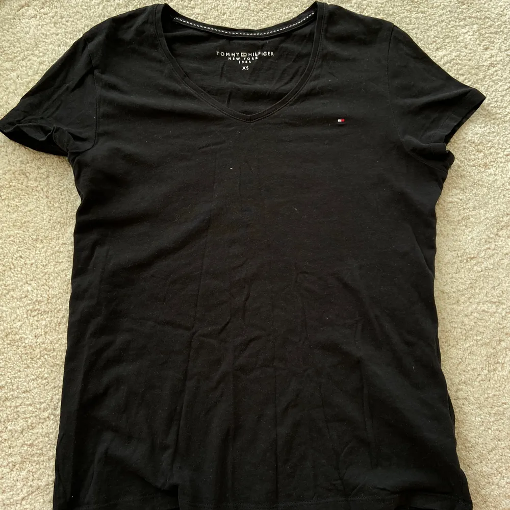 Enkel svart Tommy hilfiger t-shirt med liten logo på ena bröstet. T-shirts.