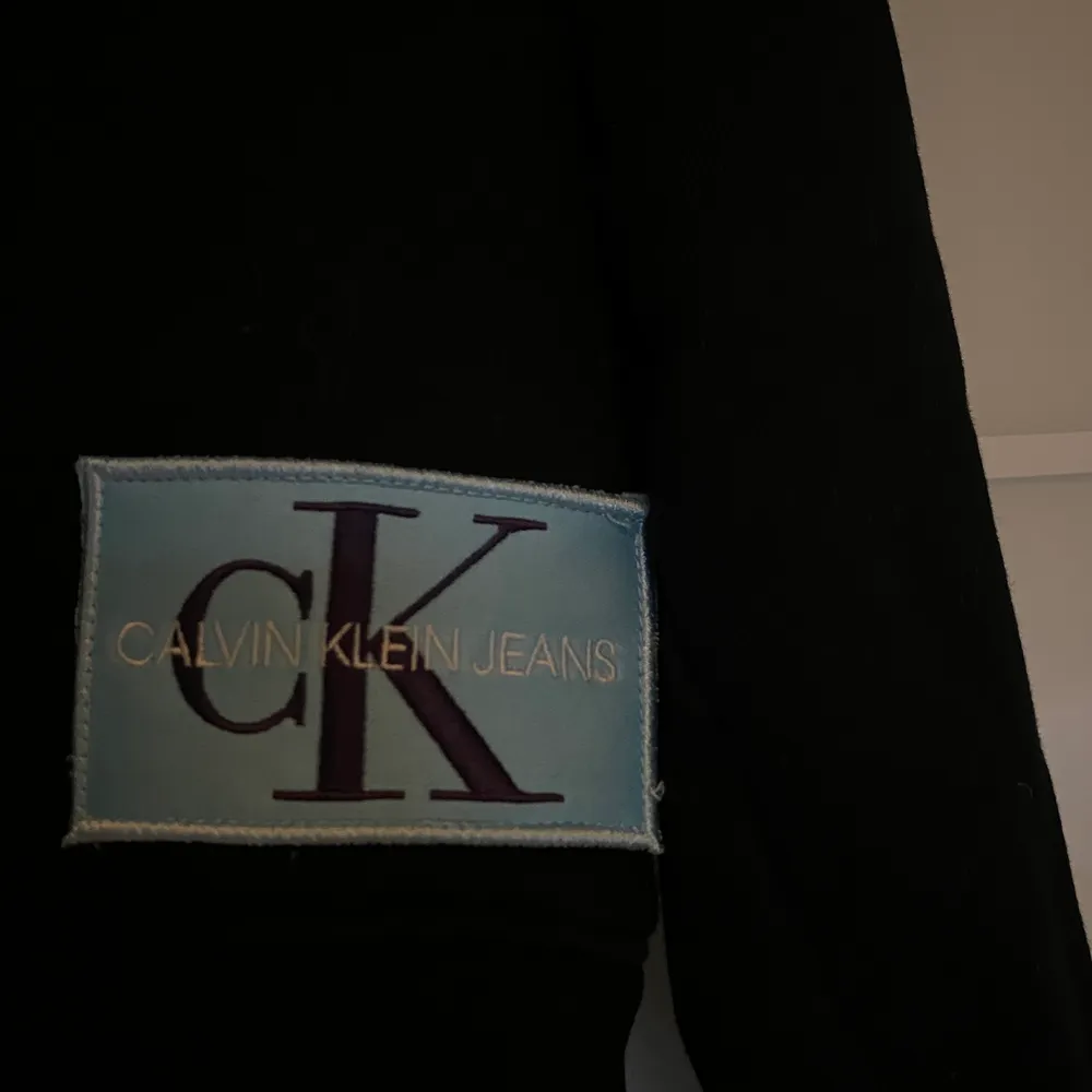 Svart croppad hoodie från Calvin Klein Jeans❤️strl xs men passar även mig som s!. Hoodies.