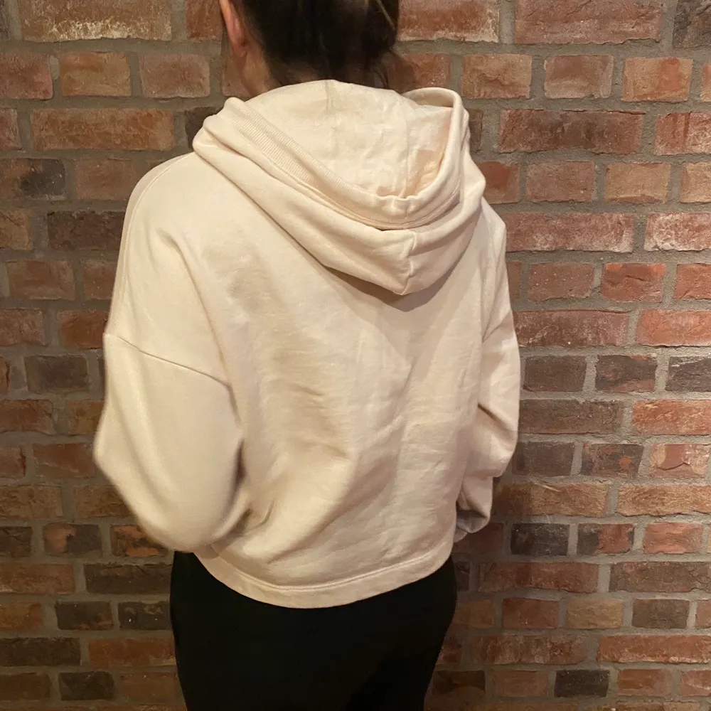 En beige kroppad hoodie från Cubus! Super mjuk och skön! Priset med frakt blir 120kr. Hoodies.