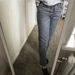 Säljer ett par jättefina jeans som tyvärr har blivit lite för korta! Hör av dig på dem vid intresse✨