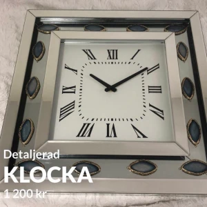 Klocka - Klocka med detaljer, helt ny i sin förpackning. Finns matchande spegel till. 