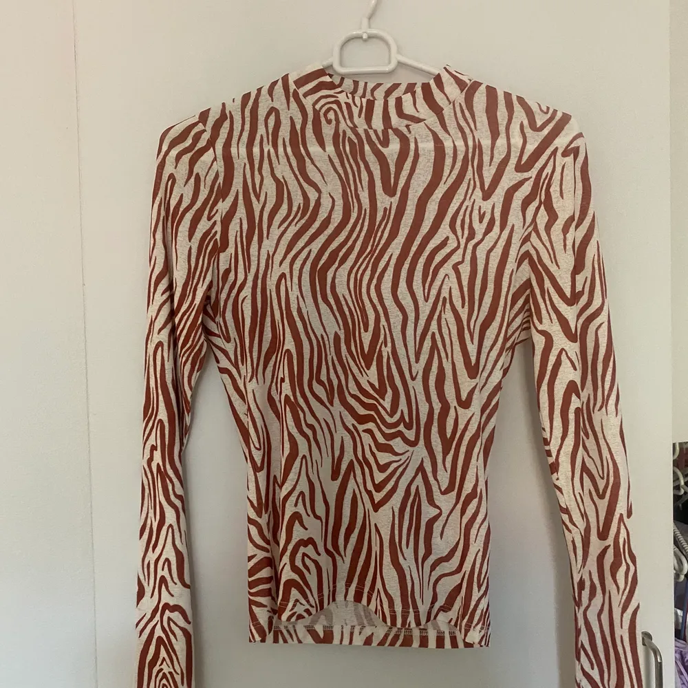 långärmad tröja från bikbok med zebramönster, den är i storlek xs är men ganska stretchig så passar s. fraktkostnad blir 45. T-shirts.