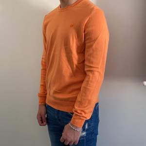 Orange långärmad tröja från Sail racing. Det är storlek S och jag är 175cm lång. Tröjan passar mig perfekt men den kommer tyvär inte till användning. Tröjan är knappt använd och så den är i bra skick. Jag bor i Norrköping och kan mötas upp, annars står köparen för frakten. Pris kan diskuteras!