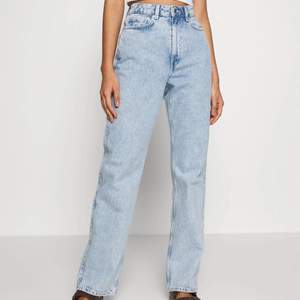 Jeans från weekday i modellen “rowe extra high straigh jeans” sitter jättefint och är som nya!  Säljer då de tyvärr blivit försmå, skriv för fler bilder.