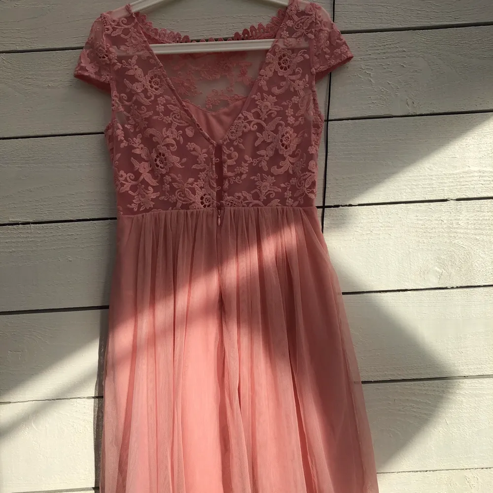 En rosa klänning som är i väldigt bra skick, använd endast två gånger och är i storlek 36. Klänningar.